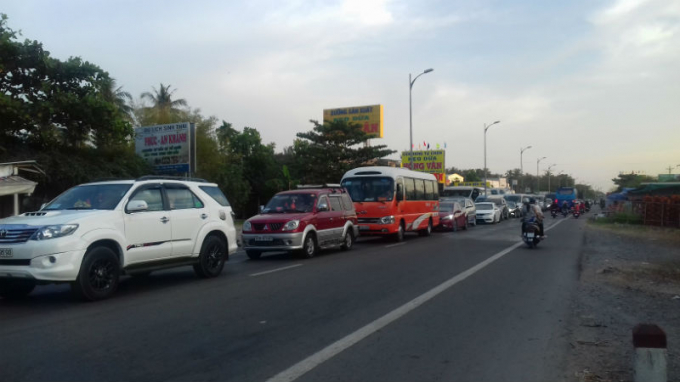 Một l&agrave;n đường quốc lộ 60, hướng về S&agrave;i G&ograve;n d&agrave;y đặc xe &ocirc; t&ocirc;, xe gắn m&aacute;y; l&agrave;n ngược lại th&igrave;...trống trơn.