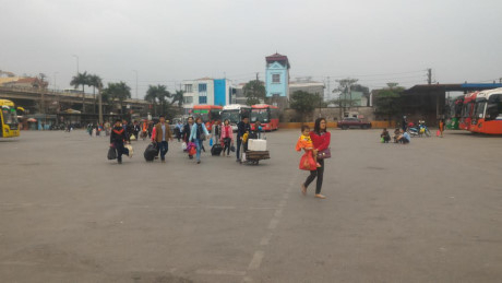 Bến xe ph&iacute;a Nam H&agrave; Nội vắng vẻ lạ thường chiều m&ugrave;ng 5 Tết
