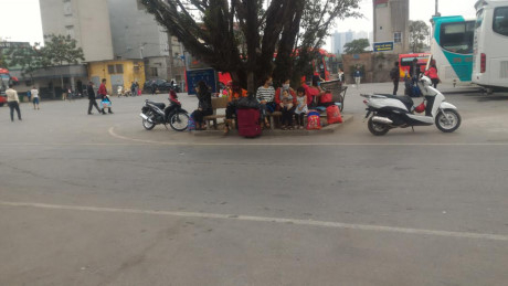 Nhiều người tranh thủ nghỉ ngơi trước khi tiếp tục di chuyển