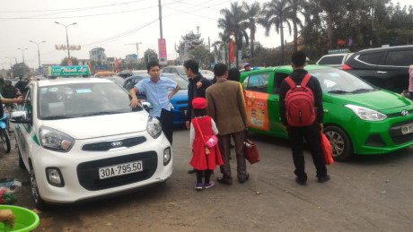 Hoạt động thỏa thuận gi&aacute; cả diễn ra kh&aacute; nhộn nhịp. Nhiều xe taxi kh&ocirc;ng chở kh&aacute;ch xa, nếu kh&aacute;ch muốn đi phải thỏa thuận tiền chứ kh&ocirc;ng t&iacute;nh theo km ghi tr&ecirc;n bảng đồng hồ. Sau một hồi hỏi thăm gi&aacute; cả từ t&agrave;i xế taxi, gia đ&igrave;nh n&agrave;y quyết định tiếp tục chờ đợi thay v&igrave; l&ecirc;n xe