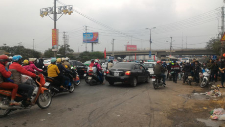 Khung cảnh giao th&ocirc;ng ph&iacute;a trước bến xe Nước Ngầm kh&aacute; hỗn loạn, nhưng c&aacute;c phương tiện vẫn c&oacute; thể di chuyển được