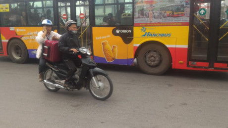 Một chuyến xe &ocirc;m từ bến xe Nước Ngầm tới đường Nguyễn Xiển c&oacute; gi&aacute; từ 50.000 tới 60.000 đồng, d&ugrave; qu&atilde;ng đường đi chỉ c&oacute; 5 km v&agrave; giao th&ocirc;ng kh&aacute; thuận lợi