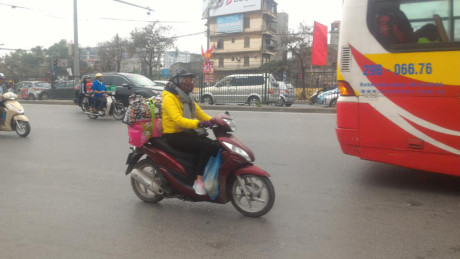 Nhiều người trở về H&agrave; Nội bằng xe m&aacute;y, ai cũng lỉnh kỉnh đồ đạc