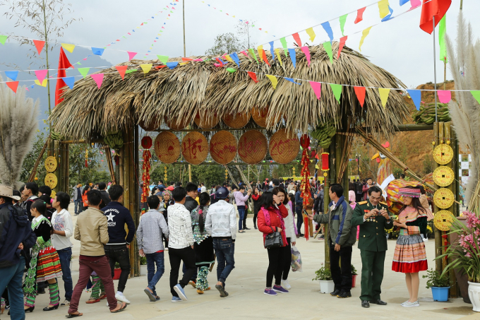 L&ecirc;̃ h&ocirc;̣i khèn, hoa &ndash; Kh&ocirc;ng gian văn hoá T&acirc;y Bắc mở đ&acirc;̀u chu&ocirc;̃i L&ecirc;̃ h&ocirc;̣i tưng bừng, r&ocirc;̣n rã tại khu du lịch Fansipan Legend ngay trong s&aacute;ng m&ugrave;ng 3 Tết (ng&agrave;y 30/1/2017) đ&atilde; thu h&uacute;t đ&ocirc;ng đảo du kh&aacute;ch. Đến từ Đ&agrave; Nẵng c&ugrave;ng gia đ&igrave;nh, anh Phạm Quốc Minh chia sẻ: &ldquo;L&ecirc;n Sa Pa tận hưởng kh&ocirc;ng kh&iacute; m&ugrave;a đ&ocirc;ng miền Bắc v&agrave; check in N&oacute;c nh&agrave; Đ&ocirc;ng Dương, ai ngờ lại được tham gia một sự kiện văn h&oacute;a đặc sắc, &yacute; nghĩa mang đậm bản sắc văn h&oacute;a của c&aacute;c d&acirc;n tộc v&ugrave;ng T&acirc;y Bắc ngay tại khu c&aacute;p treo Fansipan. Bọn trẻ nh&agrave; t&ocirc;i rất hứng th&uacute;&rdquo;.