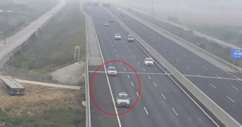 Hai ô tô vô tư "đùa giỡn với tử thần" trên đường cao tốc Hà Nội - Hải Phòng