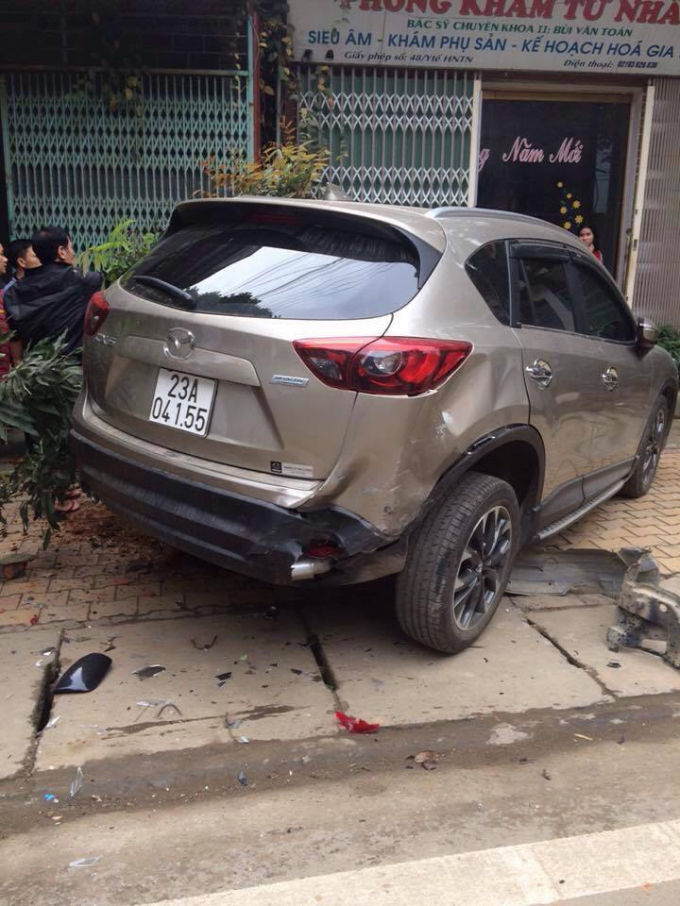 Chiếc xe bị đ&acirc;m được cho l&agrave; của Gi&aacute;m đốc Bệnh viện huyện Vị Xuy&ecirc;n.