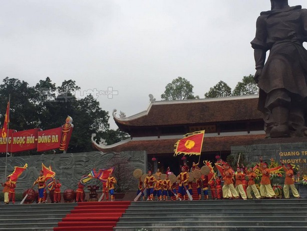 H&agrave; Nội: D&ograve;ng người chen ch&acirc;n xem &ldquo;vua Quang Trung đ&aacute;nh giặc&rdquo;