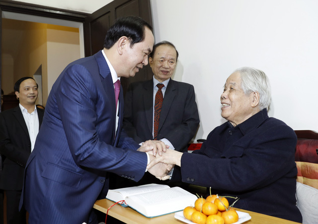 Ng&agrave;y 31/1/2017, Chủ tịch nước Trần Đại Quang đ&atilde; đến nh&agrave; ri&ecirc;ng thăm, ch&uacute;c thọ nguy&ecirc;n Tổng B&iacute; thư Đỗ Mười tr&ograve;n 100 tuổi. Ảnh: Nhan S&aacute;ng-TTXVN