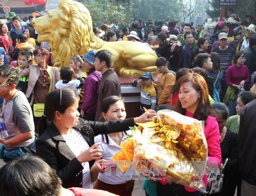 Đ&ocirc;ng đảo kh&aacute;ch thập phương trẩy hội ch&ugrave;a Hương 2016. Ảnh: Minh Đức/TTXVN