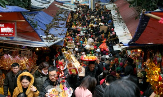 Ng&agrave;n người chen ch&uacute;c 'vay vốn' B&agrave; Ch&uacute;a Kho Bắc Ninh