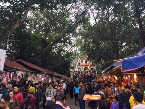 Tấp nập cảnh mua b&aacute;n, viết sớ, sắp lễ tại khu vực đền B&agrave; Ch&uacute;a Kho.