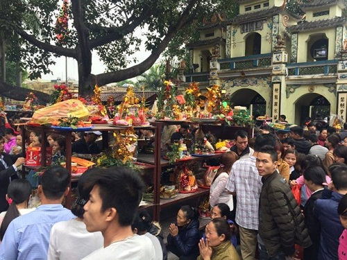 Cảnh tượng khấn thu&ecirc;, lễ mướn diễn ra rất nhiều tại Đền B&agrave; Ch&uacute;a Kho.