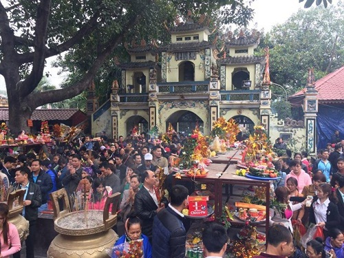 Khoảng 10-12h l&agrave; l&uacute;c khu đền đ&oacute;n kh&aacute;ch nhiều nhất.