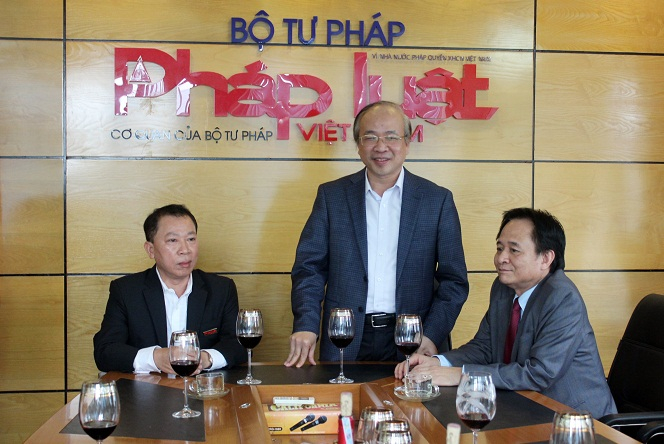 Thứ trưởng Bộ Tư ph&aacute;p Phan Ch&iacute; Hiếu (ở giữa) ch&uacute;c tết b&aacute;o Ph&aacute;p luật Việt Nam.