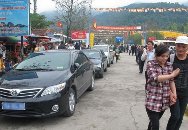 Đầu năm c&oacute; nhiều hoạt động lễ hội n&ecirc;n việc d&ugrave;ng xe c&ocirc;ng, c&ocirc;ng chức trốn việc đi lễ vẫn xảy ra trong nhiều năm. (Ảnh minh họa).