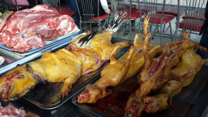 Thịt nh&iacute;m v&agrave; c&aacute;c loại thịt th&uacute; kh&aacute;c được b&aacute;n ở ch&ugrave;a Hương.