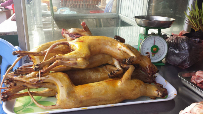 Thịt th&uacute; được b&agrave;y b&aacute;n do ph&oacute;ng vi&ecirc;n ghi lại ng&agrave;y đầu khai hội.