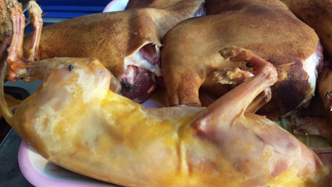 C&aacute;c lại thịt n&agrave;y kh&ocirc;ng được bảo quản ở nhiệt độ đảm bảo, kh&ocirc;ng c&oacute; tủ k&iacute;nh, ruồi b&acirc;u, b&aacute;m bụi tiềm ẩn nguy cơ mất an to&agrave;n vệ sinh thực phẩm.