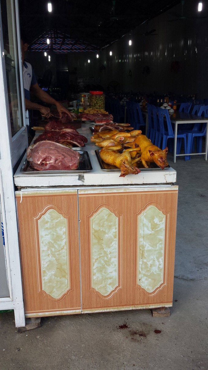 Những con th&uacute; mới được mổ, vẫn c&ograve;n m&aacute;u tươi chảy xuống nền đất trong kh&ocirc;ng gian linh thi&ecirc;ng rất phản cảm.