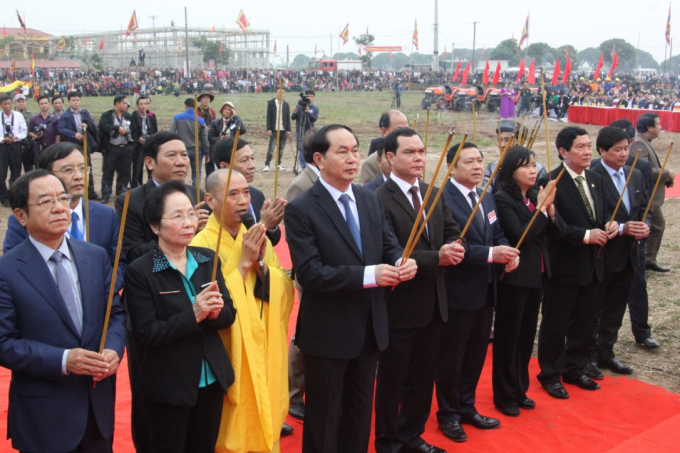 Chủ tịch nước Trần Đại Quang c&ugrave;ng c&aacute;c đồng ch&iacute; l&atilde;nh đạo Đảng, Nh&agrave; nước, l&atilde;nh đạo c&aacute;c Ban, bộ, ng&agrave;nh Trung ương, l&atilde;nh đạo Tỉnh ủy, HĐND, UBND tỉnh, l&atilde;nh đạo huyện Duy Ti&ecirc;n, x&atilde; Đọi Sơn th&agrave;nh k&iacute;nh d&acirc;ng hương trước linh kh&iacute; Thần N&ocirc;ng, Ho&agrave;ng đế L&ecirc; Đại H&agrave;nh.