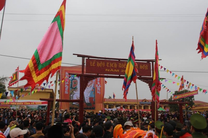 H&agrave;ng ngh&igrave;n người đổ về x&atilde; Đọi Sơn, huyện Duy Ti&ecirc;n, H&agrave; Nam xem &ldquo;vua&rdquo; xuống ruộng đi c&agrave;y.