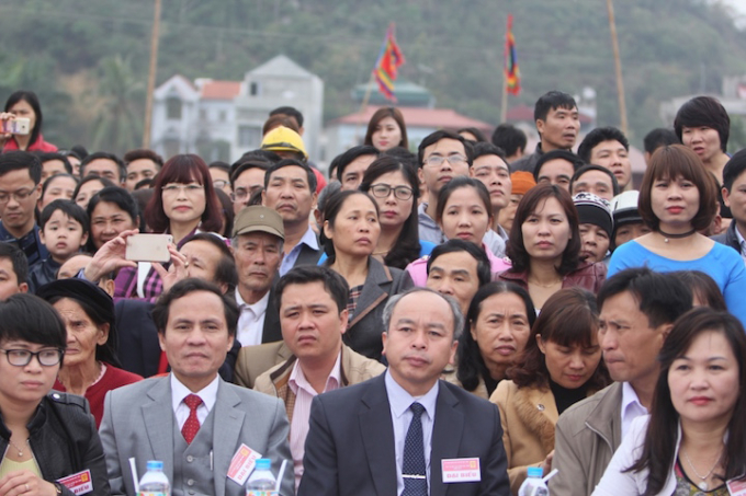 Đ&ocirc;ng đảo đại biểu, nh&acirc;n d&acirc;n v&agrave; du kh&aacute;ch thập phương tham dự Lễ hội Tịch điền Đọi Sơn 2017.