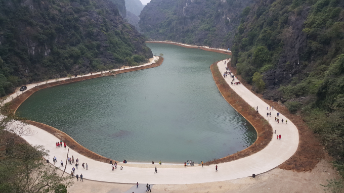 Ch&ugrave;a động Am Ti&ecirc;n được bao quanh 4 bề l&agrave; n&uacute;i, tạo ra một thế giới ri&ecirc;ng biệt. Phong cảnh nơi đ&acirc;y h&ugrave;ng vĩ, địa h&igrave;nh đậm chất kiếm hiệp n&ecirc;n được nhiều người gọi với c&aacute;i t&ecirc;n