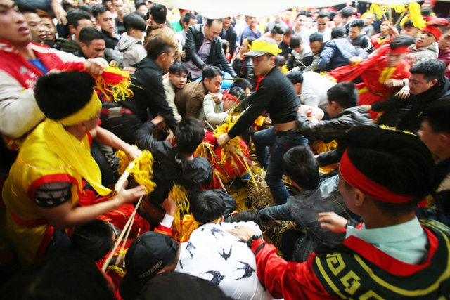 Cảnh tượng dẫm đạp l&ecirc;n nhau cướp lộc ở hội Gi&oacute;ng đền S&oacute;c vừa qua. Ảnh: N.T