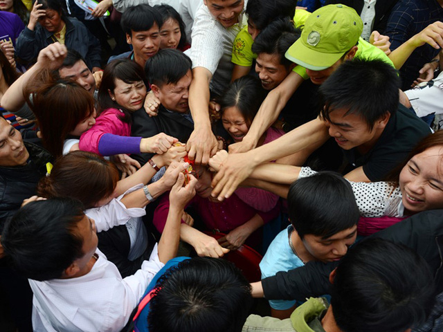 Cảnh x&ocirc; đẩy cướp lộc. Ảnh: TTVH.