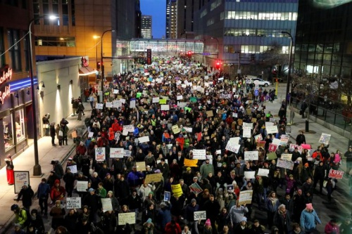 Biểu t&igrave;nh phản đối sắc lệnh của Trump tại th&agrave;nh phố&nbsp;Minneapolis, bang Minnesota h&ocirc;m 31/1. Ảnh:&nbsp;Reuters