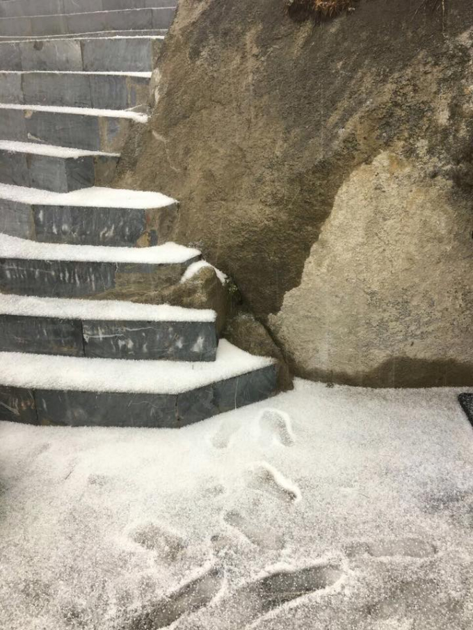 Tuyết rơi tr&ecirc;n đỉnh Fansipan kh&aacute; d&agrave;y.