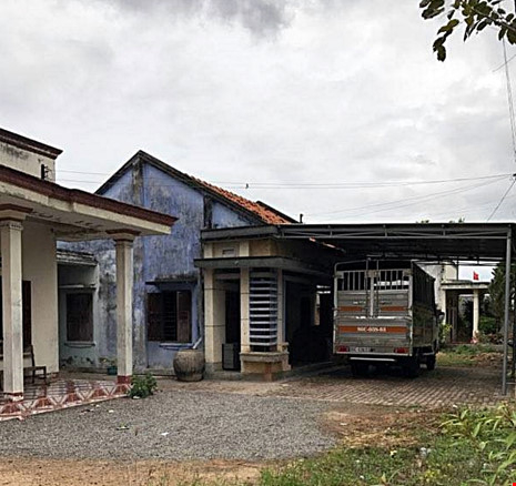 Cửa nh&agrave; &ocirc;ng B phải đ&oacute;ng chặt v&igrave; số lượng người k&eacute;o đến nh&agrave;