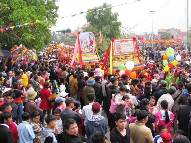 S&aacute;ng m&ugrave;ng 7 th&aacute;ng Gi&ecirc;ng, h&agrave;ng ngh&igrave;n người đứng k&iacute;n c&aacute;c tuyến đường để xem đ&aacute;m rước c&aacute;c cụ gi&agrave; thượng thọ về miếu Ti&ecirc;n C&ocirc;ng ở x&atilde; Cẩm La, thị x&atilde; Quảng Y&ecirc;n (Quảng Ninh) lễ tổ.  Theo nhiều t&agrave;i liệu, từ thời L&yacute; - Trần đ&atilde; c&oacute; một số d&acirc;n vạn ch&agrave;i đến v&ugrave;ng đất đảo H&agrave; Nam thuộc thị x&atilde; Quảng Y&ecirc;n ng&agrave;y nay sinh sống. Họ dựa v&agrave;o những g&ograve; đất cao để d&atilde;i ch&agrave;i, phơi lưới. Đến đầu thế kỷ 15, c&oacute; 6 nh&oacute;m d&acirc;n cư đến quai đ&ecirc; lấn biển, khai hoang đất đai trồng l&uacute;a, lập l&agrave;ng, tạo n&ecirc;n khu đảo H&agrave; Nam.