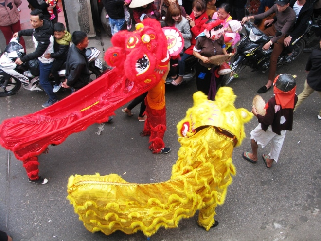 Từ 5h s&aacute;ng, những gia đ&igrave;nh c&oacute; cha mẹ thượng thọ sẽ c&ugrave;ng d&ograve;ng họ v&agrave; l&agrave;ng x&oacute;m tổ chức đo&agrave;n rước đưa &ldquo;cụ Thượng&rdquo; về miếu Ti&ecirc;n C&ocirc;ng.  Dẫn đầu đo&agrave;n rước l&agrave; đội m&uacute;a kỳ l&acirc;n, k&egrave;m theo những m&agrave;n nh&agrave;o lộn đẹp mắt. Ba người đ&oacute;ng giả c&aacute;c ch&uacute; tễu m&uacute;a gậy, m&uacute;a quạt l&agrave;m nhiệm vụ dẹp đường, tiếp sau l&agrave; đo&agrave;n trống, rồi đến hai h&agrave;ng cờ ngũ sắc...