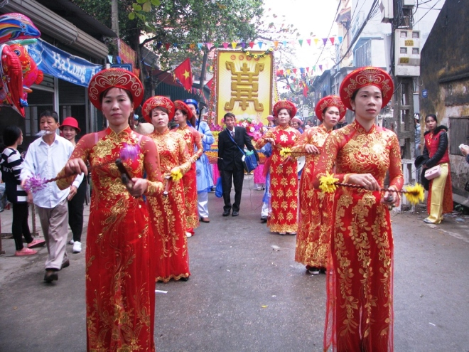 Đội nhạc b&aacute;t &acirc;m đi trước chữ thọ.