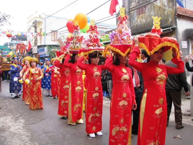 Con ch&aacute;u trong gia đ&igrave;nh mặc quần &aacute;o d&agrave;i đội lễ. Lễ l&ecirc;n miếu kh&ocirc;ng thể thiếu trầu cau, b&aacute;nh d&agrave;y&hellip;