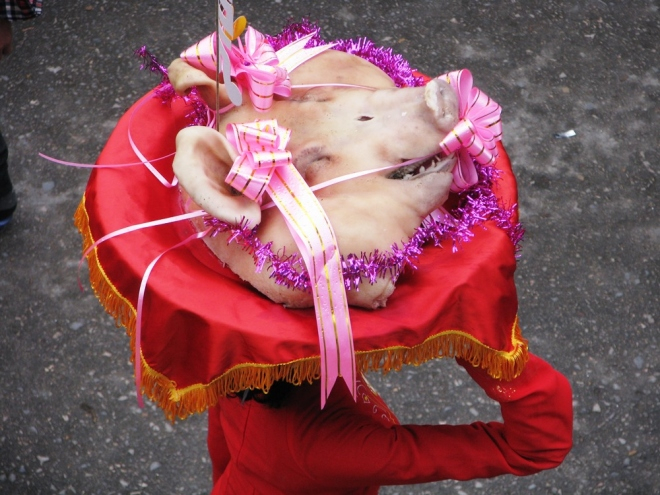 M&acirc;m lễ l&ecirc;n miếu cũng thường hay c&oacute; đầu lợn, gia đ&igrave;nh n&agrave;o c&oacute; điều kiện sẽ c&oacute; hẳn một con lợn quay.  Theo phong tục, lễ rước c&aacute;c cụ thọ đi rất chậm, với qu&atilde;ng đường 2 km phải đi mất h&agrave;ng tiếng đồng hồ. Th&ocirc;ng thường lễ rước c&aacute;c &ldquo;cụ Thượng&rdquo; l&ecirc;n miếu k&eacute;o d&agrave;i từ s&aacute;ng đến 11h trưa mới đến miếu.