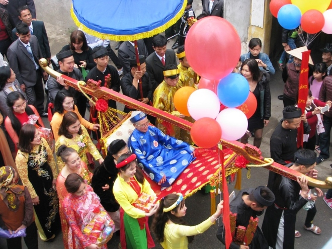 C&aacute;c cụ gi&agrave; thượng thọ được rước bằng kiệu v&otilde;ng, do con ch&aacute;u trong d&ograve;ng họ khi&ecirc;ng hoặc rước bằng xe x&iacute;ch l&ocirc;.