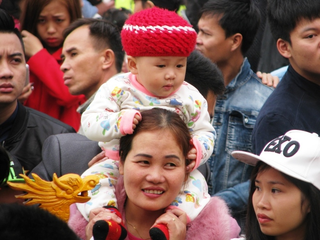 Người d&acirc;n v&acirc;y k&iacute;n hai b&ecirc;n đường xem lễ rước.