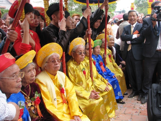 Năm nay thị x&atilde; Quảng Y&ecirc;n c&oacute; 188 cụ thượng thọ, với 150 cụ tr&ograve;n 80 tuổi, 37 cụ tr&ograve;n 90 tuổi v&agrave; 1 cụ tr&ograve;n 100 tuổi. Trong đ&oacute;, c&oacute; 32 cụ Thượng được gia đ&igrave;nh, d&ograve;ng họ tổ chức rước l&ecirc;n miếu lễ tổ.