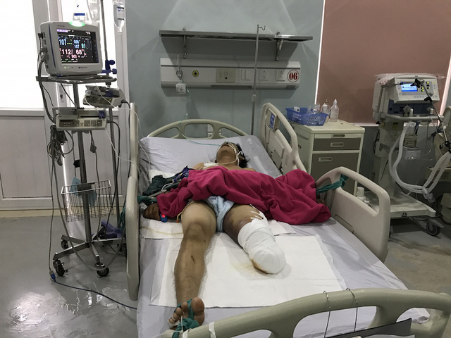 Sau nhiều ng&agrave;y điều trị t&iacute;ch cực, anh Tĩnh đ&atilde; qua cơn nguy kịch, nhưng đến thời điểm hiện tại gia đ&igrave;nh vẫn chưa d&aacute;m cho anh biết việc mẹ, vợ v&agrave; con trai anh đ&atilde; tử vong sau vụ tai nạn thảm khốc.