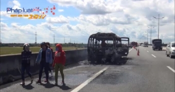 Long An: Xe khách 29 chỗ bốc cháy, hàng chục người hoảng loạn