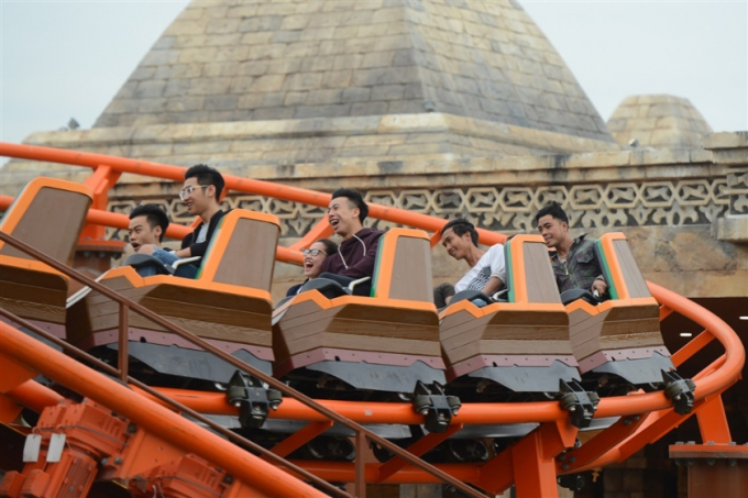 C&oacute; lẽ Dragon Park l&agrave; c&ocirc;ng vi&ecirc;n c&oacute; nhiều tr&ograve; chơi mạo hiểm nhất Việt Nam bởi ngo&agrave;i bộ ba roaler coaster Phi long thần tốc, Theo dấu rồng thi&ecirc;ng v&agrave; H&agrave;nh tr&igrave;nh b&iacute; ẩn, c&ograve;n h&agrave;ng loạt tr&ograve; chơi mạo hiểm v&ocirc; c&ugrave;ng hấp dẫn như: T&ecirc; gi&aacute;c cuồng nộ, T&agrave;u Hải Tặc, Vũ c&ocirc;ng nổi giận&hellip;