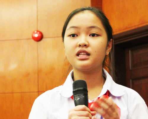 Một nữ sinh n&ecirc;u kiến nghị với l&atilde;nh đạo TP HCM. Ảnh:&nbsp;Mạnh T&ugrave;ng