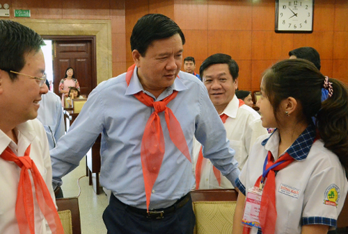 L&atilde;nh đạo TP HCM trao đổi với đại diện học sinh th&agrave;nh phố. Ảnh: Mạnh T&ugrave;ng