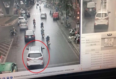 Vượt đèn đỏ còn xưng danh là cán bộ Tổng cục Hải quan