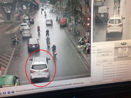 Chiếc &ocirc; t&ocirc; vượt đ&egrave;n đỏ bị camera ghi h&igrave;nh lại.