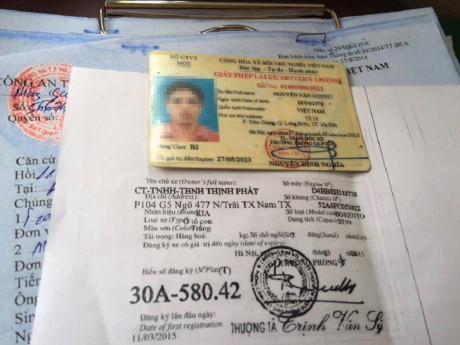 T&agrave;i xế sau đ&oacute; đ&atilde; phải đồng &yacute; v&agrave; k&yacute; v&agrave;o bi&ecirc;n bản xử phạt.