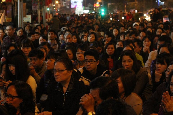 Mặc d&ugrave; chưa đến giờ l&agrave;m lễ, nhưng phố T&acirc;y Sơn đ&atilde; th&agrave;nh biển người.