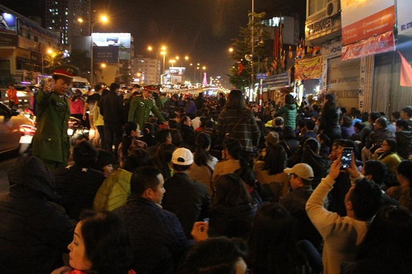 Với lượng người như n&agrave;y, muốn v&agrave;o được ch&ugrave;a hay đi lại l&agrave; điều v&ocirc; c&ugrave;ng kh&oacute; khăn.